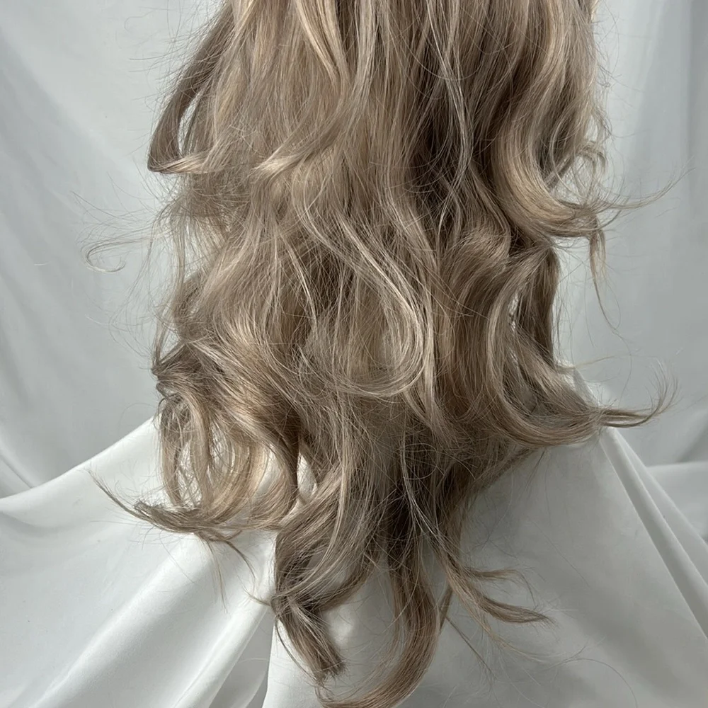 004 Ash Blonde Wavy Ombré LONG 24” - pictures don't do it justice, very pretty w